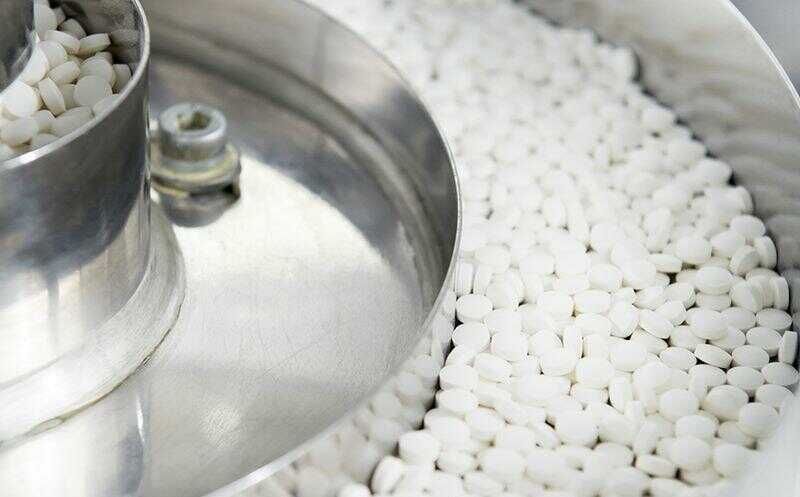 Produkcja tabletek w fabryce